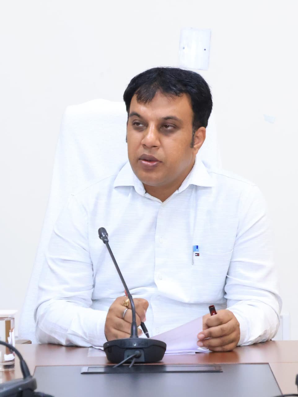 అవసరమైన కేంద్రాలకు ఎక్కువ లారీలను పంపండి